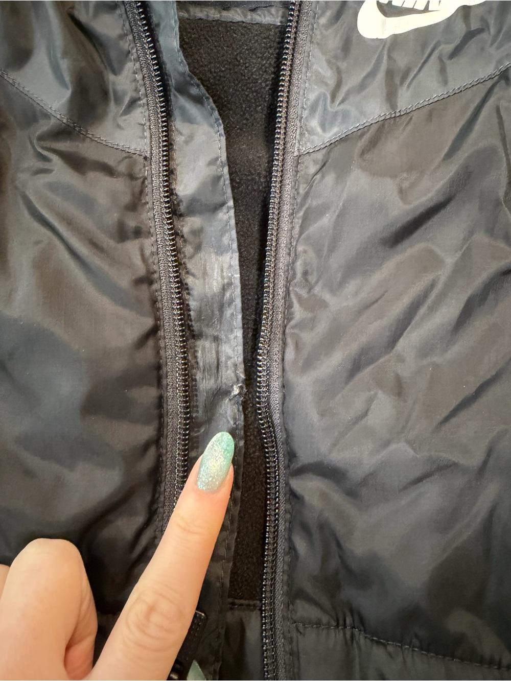 Nike Kids Hooded Puffer Jacket in Black with White Logo 12M - Picture 2 of 8